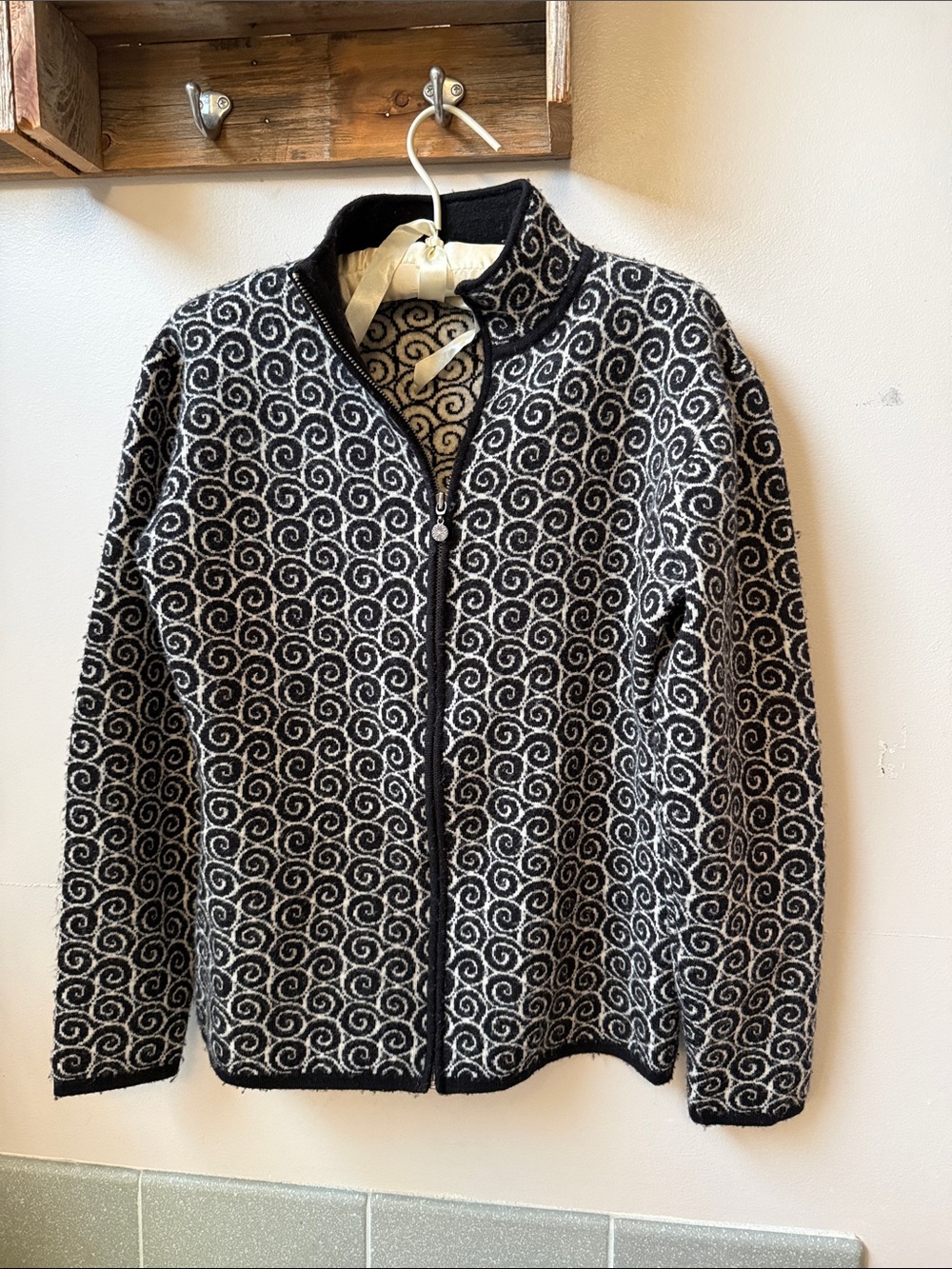 Neve Designs Women’s L Sweater 100% Wool Black White Swirl Knit Full Zip Boho